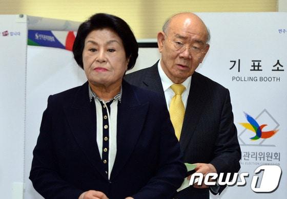 본문 이미지 - 전두환 전 대통령이 제20대 국회의원선거날인 13일 오전 서울 서대문구 연희동주민센터에서 부인 이순자 여사와 함께 기표소에서 나오고 있다. 2016.4.13/뉴스1 ⓒ News1 최현규 기자