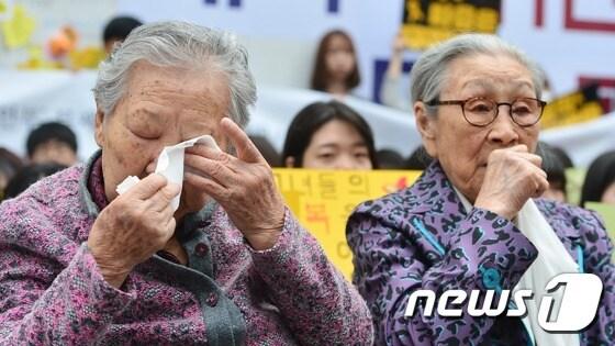 본문 이미지 - 13일 서울 중구 옛 일본대사관 앞에서 열린 '제1225차 일본군 위안부 문제해결을 위한 정기 수요집회'에서 일본군 위안부 피해자 길원옥 할머니가 눈물을 닦고 있다.2016.4.13/뉴스1 ⓒ News1 민경석 기자
