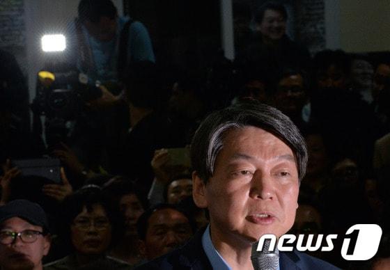 본문 이미지 - 제20대 국회의원 선거일인 13일 안철수 국민의당 상임공동대표가 서울 노원구 상계동 사무실에서 당선이 확실시된 후 소감을 말하고 있다. 2016.4.13/뉴스1 ⓒ News1 김명섭 기자