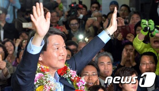 본문 이미지 - 제20대 국회의원 선거일인 13일 안철수 국민의당 상임공동대표가 서울 노원구 상계동 사무실에서 당선이 확실시된 후 지지자들과 함께 환호하고 있다.2016.4.13/뉴스1 ⓒ News1 김명섭 기자