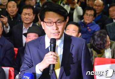 본문 이미지 - 윤상현 무소속 후보(인천 남구을)가 20대 국회의원선거가 열린 13일 오후 인천 남구 용현동 자신의 선거사무소에서 당선이 확실시되자 지지자들에게 인사말을 하고 있다. 2016.4.13/뉴스1 ⓒ News1 신웅수 기자