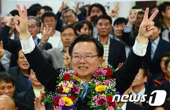 본문 이미지 - 김부겸 더불어민주당 대구 수성구갑 후보가 13일 대구 수성구 선거사무소에서 당선이 확실해지자 당선 세리머니를 하고 있다. 2016.4.13/뉴스1 ⓒ News1 박세연 기자