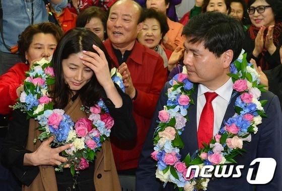 본문 이미지 - 2016년 4월 14일 지상욱 새누리당 중구성동구을 후보가 서울 중구 선거사무소에서 20대 국회의원 당선이 확정되자 아내 심은하씨를 바라보고 있다. ⓒ News1 DB
