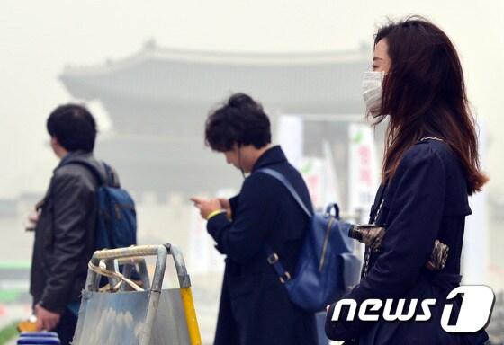 본문 이미지 - 지난 14일 서울 광화문광장에서 시민들이 마스크를 쓴채 출근길에 나서고 있다. ⓒ News1 최현규 기자