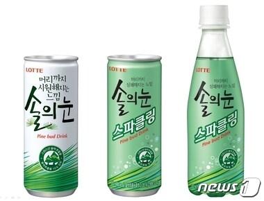 본문 이미지 - 솔의눈(맨 왼쪽)과 '솔의눈 스파클링' 2종. 사진제공=롯데칠성음료 ⓒ News1