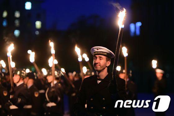본문 이미지 - 13일 (현지시간) 베를린 독일 국방부에서 열린 유럽동맹군사령관인 필립 M. 브리들러브 장군의 이임식에서 독일군이 횃불 퍼레이드를 하고 있다.ⓒ AFP=뉴스1 ⓒ News1 우동명 기자