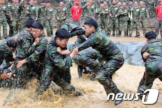 본문 이미지 - 육군 11사단 충무대대는 11~15일 홍천군 유격훈련장에서 유격훈련을 실시해 용사들이 참호전투를 하고 있다.(육군 제11기계화보병사단  제공)2016.4.14/뉴스1 ⓒ News1 박태순 인턴기자