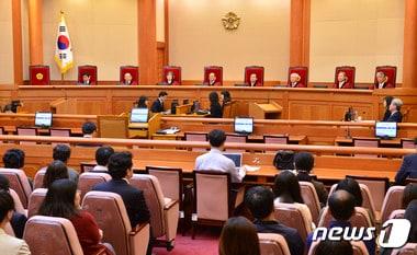 본문 이미지 - 헌법재판소 대심판정/뉴스1 ⓒ News1 신웅수 기자