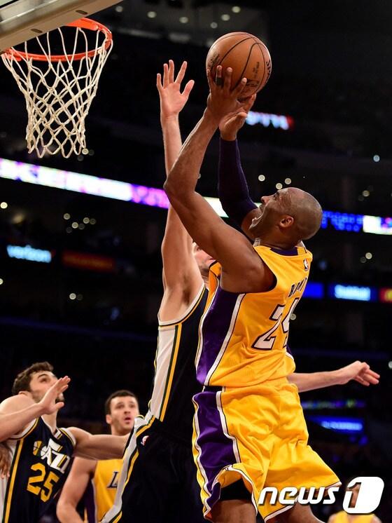 본문 이미지 - 코비 브라이언트가 14일(한국시간) 유타 재즈와의 마지막 경기에서 골밑 슛을 시도하고 있다.ⓒ AFP=News1