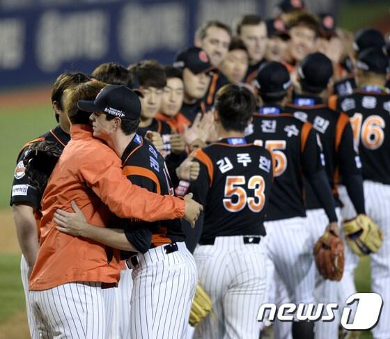 본문 이미지 - 롯데 자이언츠가 강민호의 끝내기 밀어내기 볼넷으로 역전승을 거뒀다./뉴스1 ⓒ News1 안은나 기자