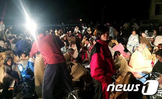 본문 이미지 - 규모 6~7의 강진이 수차례 이어진 일본 규슈 구마모토현 마사키정에서  긴급대피한 주민들 ⓒ AFP=뉴스1