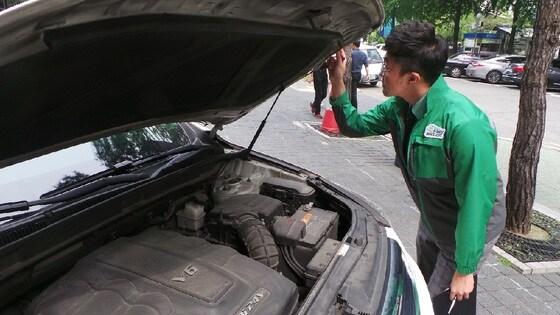 본문 이미지 - 엠파크이지옥션의 전문평가사가 차량을 평가하고 있다. 사진제공 = 동화엠파크. ⓒ News1