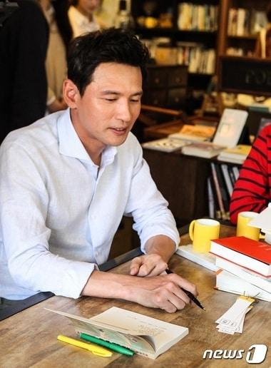 본문 이미지 - 배우 황정민이 지난 14일 서울 성수동 북카페 '모카책방'의 일일 책방지기로 나섰다. 사진제공=동서식품 ⓒ News1