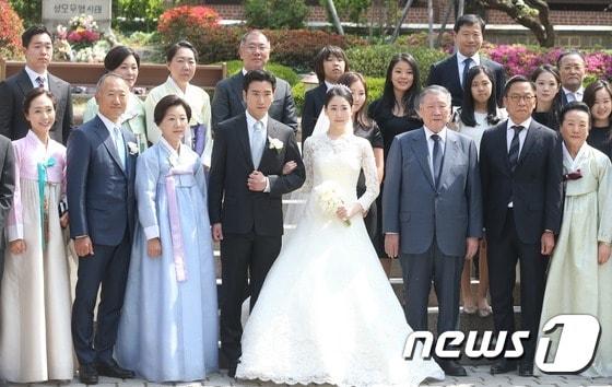 본문 이미지 - 정몽구 현대차그룹회장(앞줄 오른쪽에서 세번째)이 15일 서울 명동성당에서 장녀 정성이 이노션 고문의 아들 선동욱 씨의 결혼식에 참석해 기념촬영하고 있다. 신부는 장영신 애경그룹 회장의 손녀 채수연씨.  신랑 뒷편은 정의선 현대차 부회장. 2016.4.15머니투데이/뉴스1