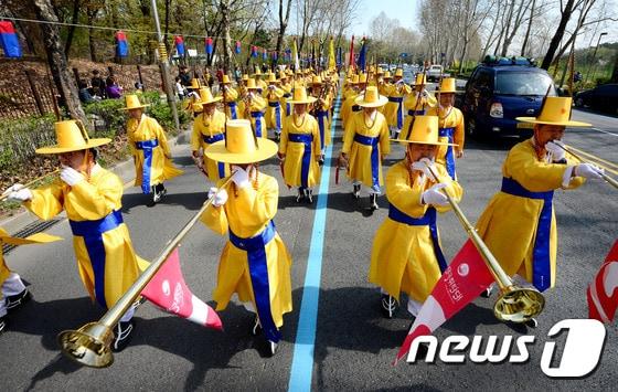 본문 이미지 - 태강릉ㆍ초안산 궁중문화제가 시작된 16일 오전 서울 노원구 태릉 조선왕릉전시관 앞에서 출발한 어가행렬이 비석골근린공원으로 향하고 있다. 2016.4.16/뉴스1 ⓒ News1 박정호 기자