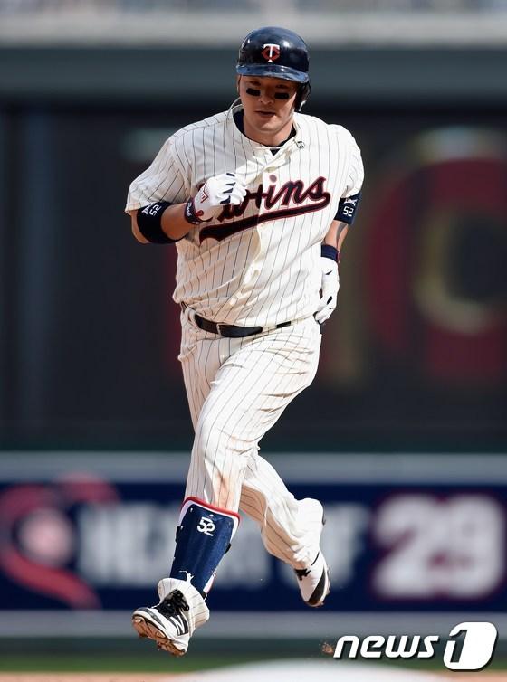 본문 이미지 - 박병호(30·미네소타 트윈스)가 1일(한국시간) 미국 미네소타주 미니애폴리스 타깃필드에서 열린 2016 메이저리그 디트로이트 타이거즈전에서 5번 겸 1루수로 선발 출장해 4타수 1안타(1홈런) 1타점 1삼진을 기록했다.ⓒ AFP=News1