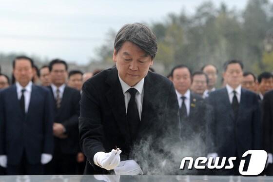 본문 이미지 - 안철수 국민의당 상임공동대표가 17일 오전 광주 북구 운정동 국립5·18민주묘지에서 제20대 총선 국민의당 광주·전남 당선인들과 참배를 하고 있다. 2016.4.17/뉴스1 ⓒ News1 황희규 기자
