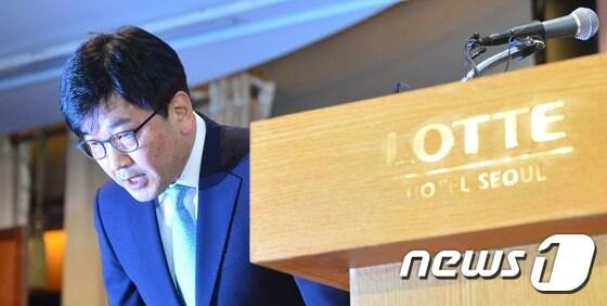 본문 이미지 - 김종인 롯데마트 대표이사가 18일 오전 서울 중구 롯데호텔에서 열린 '가습기 살균제 사망사건 관련 대국민 사관문 발표'에서 소비자들에게 고개 숙여 사과하고 있다. 롯데마트의 자체브랜드(PB) 상품인 '와이즐렉 가습기 살균제' 사용 피해자는 2014년과 지난해에 걸쳐 이뤄진 정부 조사에서 사망자 22명과 생존 환자 39명으로 나왔다. 2016년 1월까지 접수된 신규 피해 신고자를 포함하면 130명에 이른다.2016.4.18/뉴스1 ⓒ News1 민경석 기자