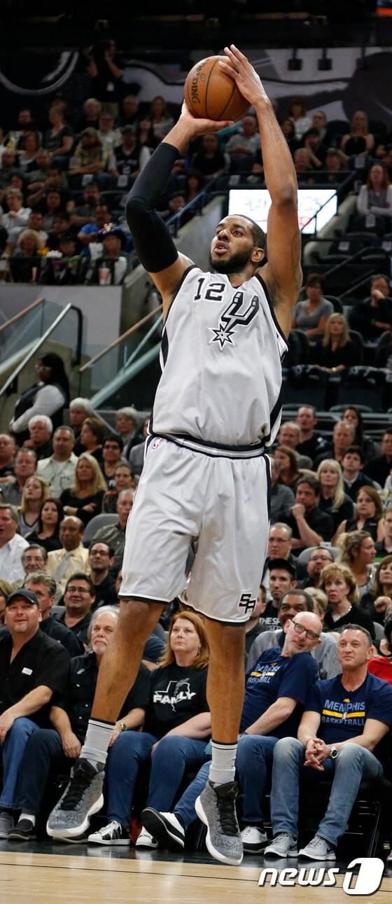본문 이미지 - 샌안토니오 스퍼스 라마커스 알드리지가 18일(한국시간) 열린 NBA 서부컨퍼런스 플레이오프 1라운드 멤피스 그리즐리스와의 1차전에서 슛을 시도하고 있다.ⓒ AFP=News1