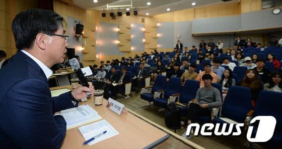 본문 이미지 - 이기권 고용노동부장관이 18일 오후 충남대학교를 방문, 대학생들과 함께 찾아가는 정책설명회 및 토크콘서트를 하고 있다.  ⓒ News1