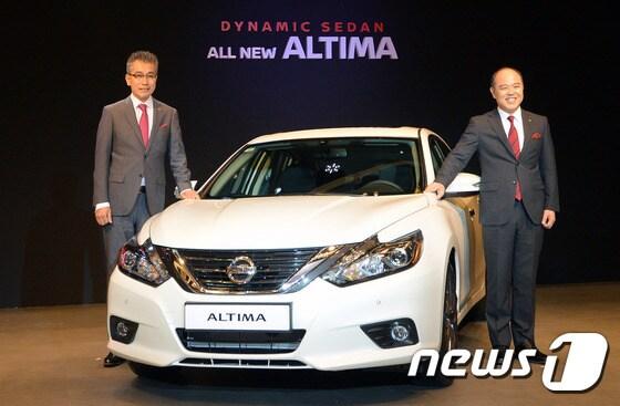 본문 이미지 - 19일 서울 종로구 포시즌스 호텔에서 타케히코 키쿠치 한국닛산 대표이사와 마사히데 아마다 닛산자동차 상품개발총괄자가 닛산 '올 뉴 알티마(All New Altima)'를 선보이고 있다.  2016.4.19/뉴스1. ⓒ News1 황기선 기자