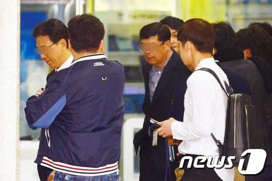 본문 이미지 - 옥시레킷벤키저 인사담당 상무(오른쪽)가 19일 오전 서울 서초구 서울중앙지방검찰청에 가습기 살균제 사망사건 관련 참고인 조사를 받기 위해 출두하고 있다. 2016.4.19/뉴스1 ⓒ News1 민경석 기자