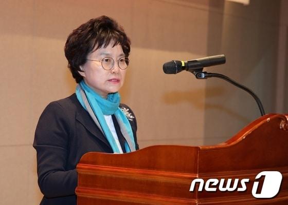 본문 이미지 - 19일 오후 3시30분께 전북 익산시 모현도서관 시청각에서 열린 '익산부시장 취임식'에서 이지영 익산부시장이 취임사를 하고 있다.(익산시 제공)2016.4.19/뉴스1 ⓒ News1 박아론 기자