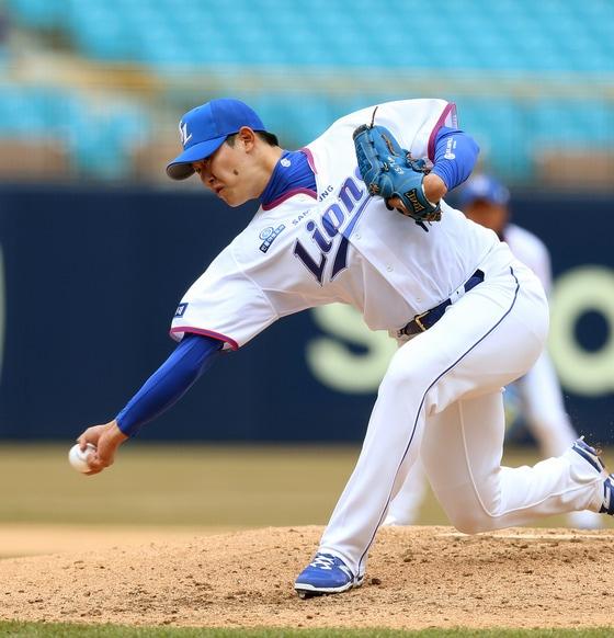 본문 이미지 - 삼성 라이온즈의 김대우(28)가 2일 대구 삼성라이온즈파크에서 열린 2016 타이어뱅크 KBO리그 두산 베어스전에서 팀의 3번째 투수로 구원 등판해 1⅔이닝 동안 안타 1개만 맞고 실점 없이 틀어막았다.(삼성 라이온즈 제공)ⓒ News1