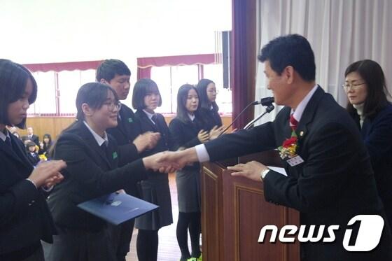 본문 이미지 - 청주 상당고는 매년 입학식에 맞춰 가정형편이 어려운 학생들을 위해 '최광수 장학금 '을 전달하고 있다. 사진은 올 초 입학식에서 장학금을 전달하는 모습. 사진제공=청주 상당고 ⓒ News1