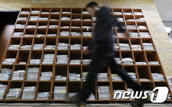 본문 이미지 - 20일 서울 여의도 국회에서 처리하지 못한  법안들이 한 상임위원회 앞에 쌓여 있다. ⓒ News1 박지혜 기자