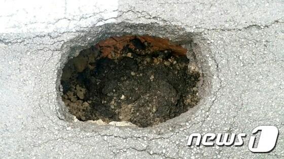 본문 이미지 - 2016년 4월 21일 오전 광주 남구 주월동 한 병원 앞 도로에서 발생한 지름 70㎝, 깊이 1m 상당의 싱크홀. 뉴스1 ⓒ News1