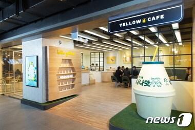 본문 이미지 - 빙그레가 현대백화점과 손잡고 론칭한 '옐로우카페' 매장 전경 /사진제공 = 빙그레 ⓒ News1