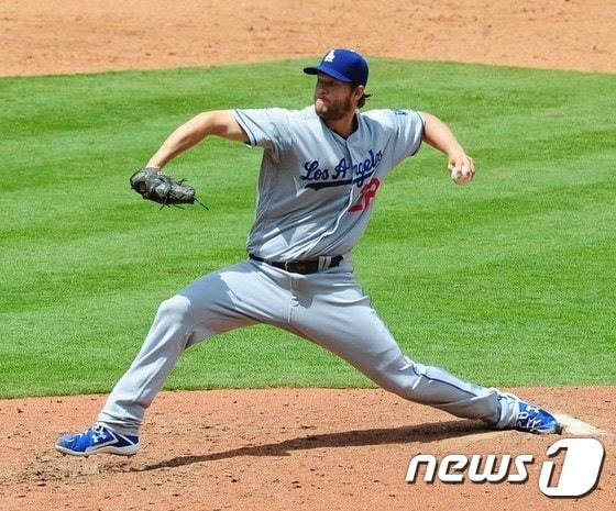 본문 이미지 - 클레이튼 커쇼(28·LA 다저스)가 22일(한국시간) 미국 애틀랜타 브레이브스전에서 선발 등판해 4회말 1사 후 타일러 플라워스를 상대로 초구 시속 46마일(약 74km) 공을 던져 화제다.ⓒAFP= News1