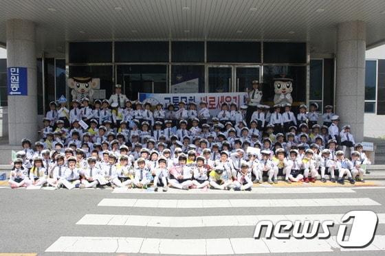 본문 이미지 - 양산경찰서는  22일  오후  물금읍  워터파크  공원에서  유치원생  150여명을  대상으로  교통안전교육  캠페인을  펼쳤다.(양산경찰서  사진제공)ⓒ News1  강영범기자