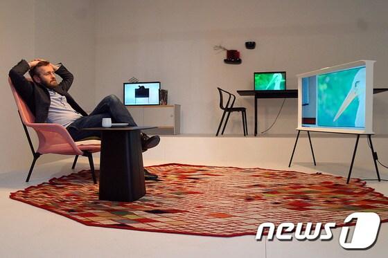 본문 이미지 - 삼성전자가 세계적 가구 디자이너 로낭 & 에르완 부훌렉(Ronan&Erwan Bouroullec) 형제와 협업해 만든 '세리프TV'. (삼성전자 제공)ⓒ News1