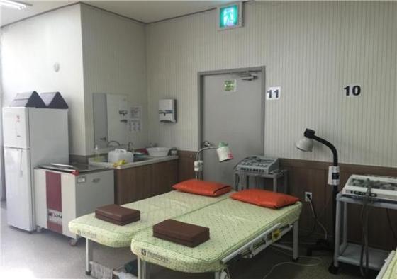 본문 이미지 - 한 요양병원 비상구 주변이 막혀 있는 사례. (국민안전처 제공) ⓒ News1