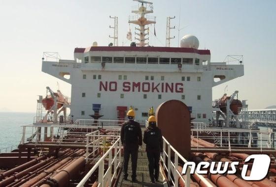 본문 이미지 - 검역관들이 선박 안으로 향하고 있다.ⓒ News1