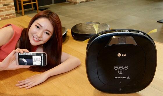 본문 이미지 - 서울 영등포구 여의도동에 위치한 LG트윈타워에서 모델이 LG전자 로봇청소기의 최신 제품인 LG 로보킹 터보 플러스를 소개하고 있다.ⓒ News1