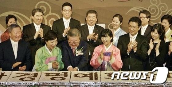 본문 이미지 - 2012년 4월 24일 열린 구자경 LG명예회장이 미수(米壽)연. 사진 앞쪽 왼쪽부터 구본무 LG 회장, 구 회장의 부인인 김영식씨, 구 명예회장, 구 회장의 장녀인 연경씨, 구 회장의 사위인 윤관씨, 구본준 부회장의 딸인 연제씨, 뒷줄 왼쪽부터 구 명예회장의 3남인 구본준 LG전자 부회장의 부인 김은미씨, 구 명예회장의 장손자인 구광모 LG 상무(당시 LG전자 차장), 구 명예회장의 차남인 구본능 희성그룹 회장, 구본능 회장의 부인인 차경숙씨, 구 명예회장의 4남인 구본식 희성그룹 부회장, 구본식 부회장의 부인 조경아씨. (LG 제공)ⓒ News1