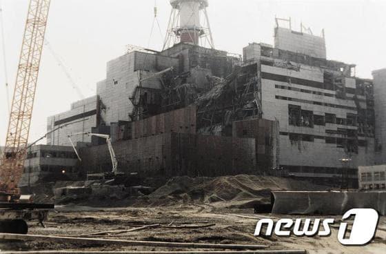본문 이미지 - 1986년 4월 26일 새벽 1시 23분 우크라이나 수도 키예프에서 북쪽으로 104㎞ 떨어진 프리피야트 마을에 위치한 체르노빌 원전 4호기에서 폭발이 발생했다.ⓒAFP= News1