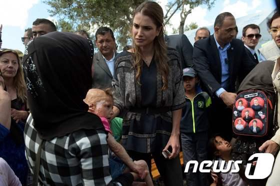 본문 이미지 - 요르단의 라니아 왕비가 25일 (현지시간) 그리스 미틸레네의 카라테페에 있는 임시 보호소를 방문하여 난민들을 위로하고 있다.ⓒ AFP=뉴스1 ⓒ News1 우동명 기자