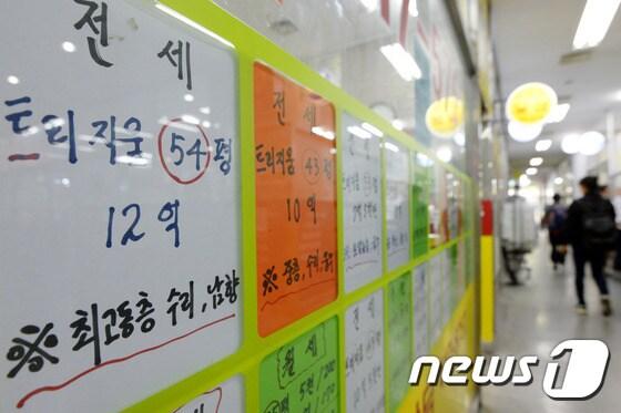 본문 이미지 - 서울시내 부동산 중개소에 전세 매물이 붙어있는 모습. 2016.4.26/뉴스1 ⓒ News1 안은나 기자