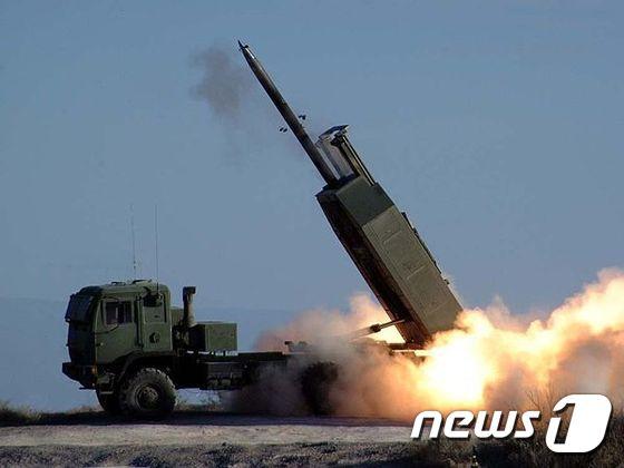 본문 이미지 - 미국의 고기동 다연장 로켓 발사기(HIMARS)ⓒAFP= News1