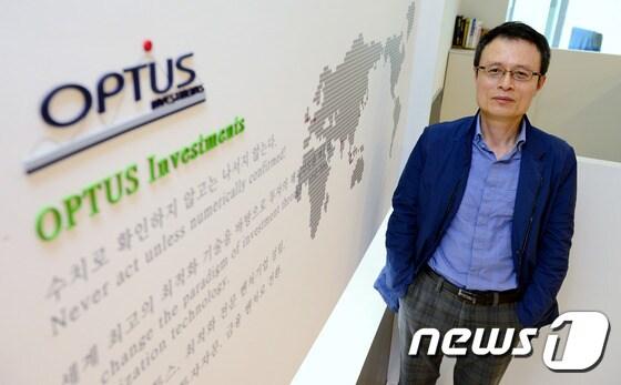 본문 이미지 - 문병로 서울대학교 컴퓨터공학부 교수가 지난달 26일 서울 관악구 서울대학교내 '옵투스자산운용에' 사무실에서 진행된 인터뷰에 앞서 포즈를 취하고 있다. 2016.4.27/뉴스1 ⓒ News1 박정호 기자