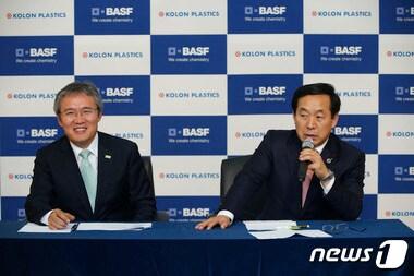 본문 이미지 - 27일 코오롱플라스틱 김천 공장에서 열린 열린 코오롱바스프이노폼 기자간담회에서 임재형 공동대표(왼쪽)와 장희구 공동대표가 질의응답을 진행하고 있다(코오롱플라스틱 제공). ⓒ News1
