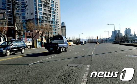 본문 이미지 - 재포장 보수공사를 시행하는 강북로. ⓒ News1