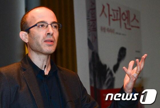 본문 이미지 - 전 세계적에서 8만부 이상 판매된 베스트셀러 '사피엔스'의 저자 유발 하라리 교수. 2016.4.29/뉴스1 ⓒ News1 허경 기자