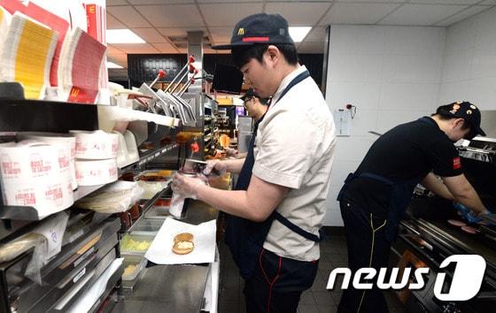 본문 이미지 - 29일 오전 서울 중구 맥도날드 정동점에서 매장 직원들이 햄버거를 만들고 있다. /사진 = 최현규 기자