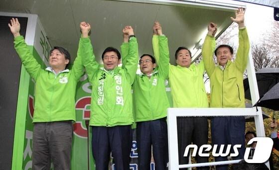 본문 이미지 - 3일 오전 봄꽃축제가 열리고 있는 전남 광양시 농업기술센터 시험을 방문한 안철수 국민의당 대표가 정인화 후보와 승리를 다짐하며 손을 맞들고있다.2016.4.3/뉴스1 ⓒ News1 지정운 기자