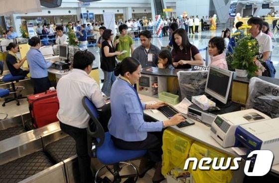 본문 이미지 - 필리핀 마닐라 국제공항의 제3터미널 체크인 카운터. 2008.7.25 자료사진ⓒ AFP=News1